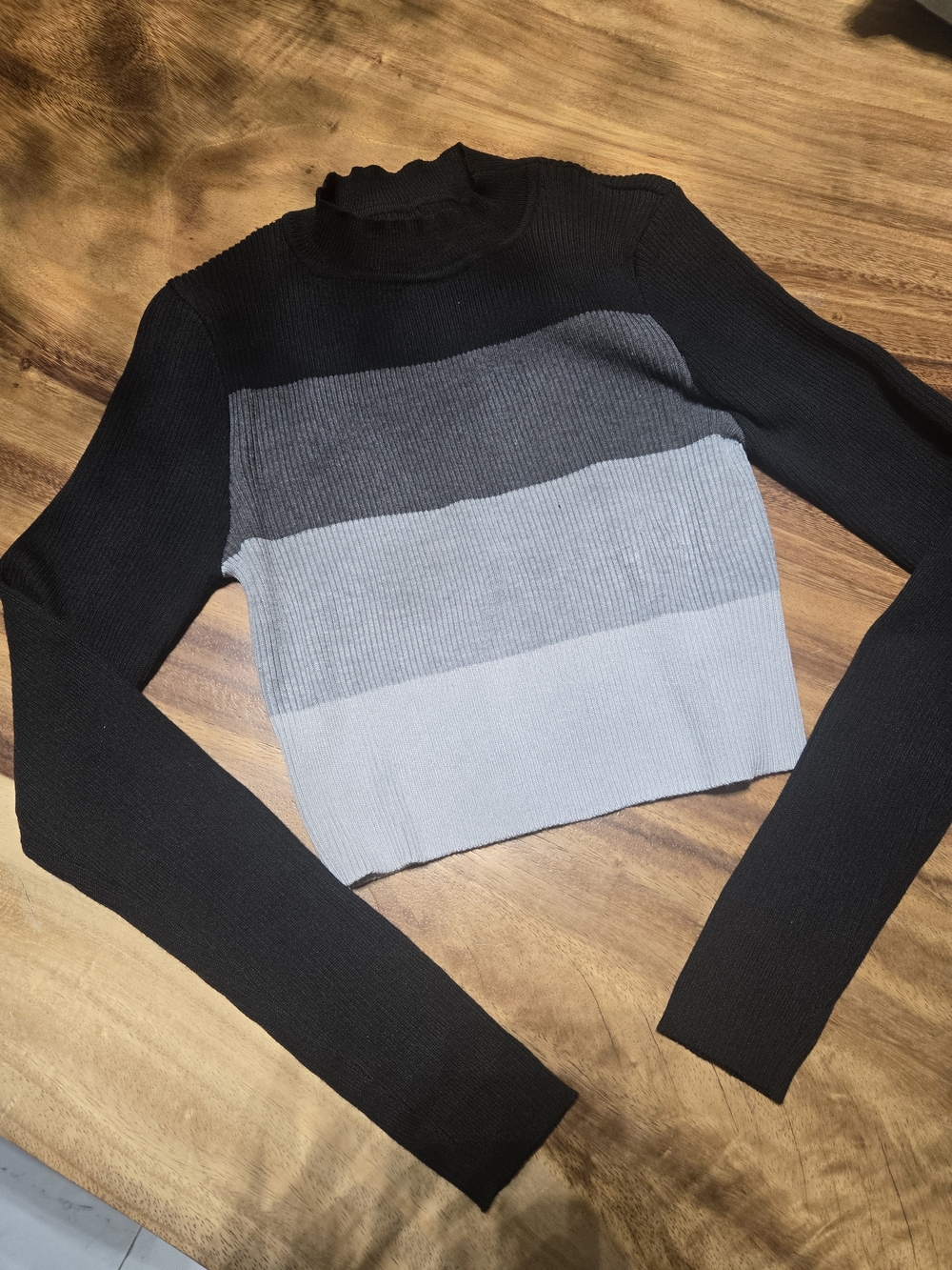 SHEIN Black Ribbed Colorblock Mock Neck Sweater with Gray Tones